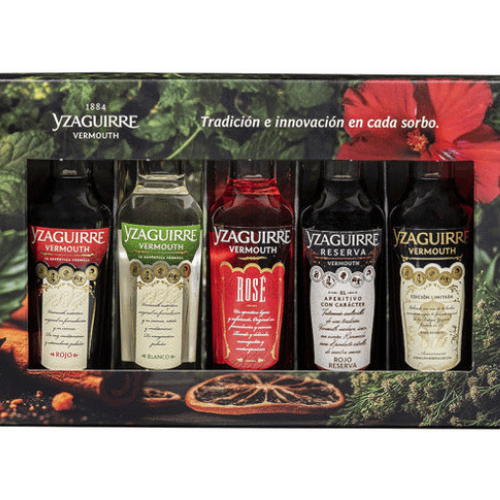 Variedad de especias y condimentos en envases alineados.